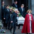  Le cercueil, porté par le père du défunt, Olav Bjorshol, son frère Espen, son ex-beau-frère le prince Haakon et deux amis, lors des obsèques d'Ari Behn, le 3 janvier 2020. Ecrivain, artiste visuel et ex-époux de la princesse Märtha Louise de Norvège, mère de leurs trois filles, Ari Behn s'est donné la mort au moment de Noël. 