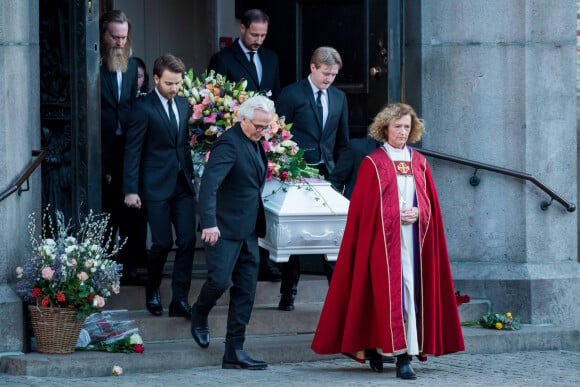 Le cercueil, porté par le père du défunt, Olav Bjorshol, son frère Espen, son ex-beau-frère le prince Haakon et deux amis, lors des obsèques d'Ari Behn, le 3 janvier 2020. Ecrivain, artiste visuel et ex-époux de la princesse Märtha Louise de Norvège, mère de leurs trois filles, Ari Behn s'est donné la mort au moment de Noël.