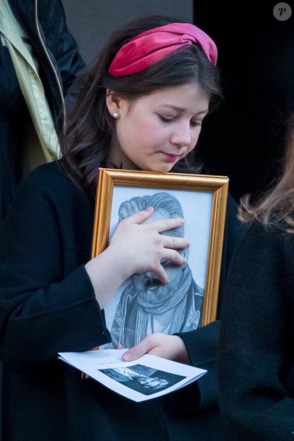 Maud Angelica Behn tenant précieusement contre elle le portrait de son père qu'elle a dessiné lors des obsèques d'Ari Behn, le 3 janvier 2020. Ecrivain, artiste visuel et ex-époux de la princesse Märtha Louise de Norvège, mère de leurs trois filles, Ari Behn s'est donné la mort au moment de Noël.
