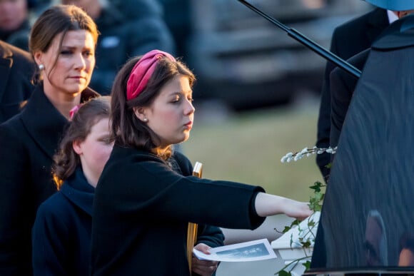 Maud Angelica Behn touche une dernière fois le cercueil de son père lors des obsèques d'Ari Behn, le 3 janvier 2020. Ecrivain, artiste visuel et ex-époux de la princesse Märtha Louise de Norvège, mère de leurs trois filles, Ari Behn s'est donné la mort au moment de Noël.