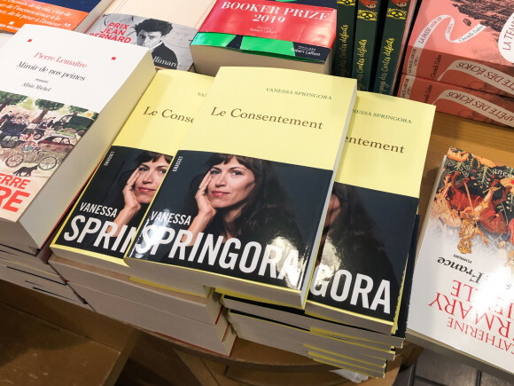 Illustration du livre autobiographique de Vanessa Springora "Le Consentement" aux éditions Grasset. L'autrice revient sur sa relation sous emprise, à 14 ans, avec l'écrivain Gabriel Matzneff.