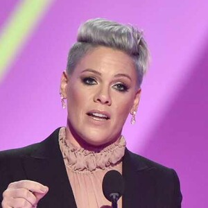 Pink s'engage à faire un don de 500 000 $ pour aider à combattre les incendies de forêt en Australie (janvier 2020).