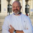 Exclusif - Le médiatique chef Philippe Etchebest ("Cauchemar en cuisine", "Top chef") pose dans son restaurant le "Quatrième Mur" le jour de son ouverture à Bordeaux le 8 Septembre 2015.