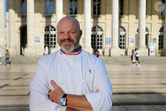 Exclusif - Le médiatique chef Philippe Etchebest ("Cauchemar en cuisine", "Top chef") pose dans son restaurant le "Quatrième Mur" le jour de son ouverture à Bordeaux le 8 Septembre 2015.