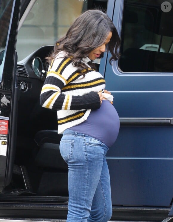 Christina Milian enceinte est allée se faire pomponner au Drybar du quartier de Sherman Oaks à Los Angeles, le 4 décembre 2019.