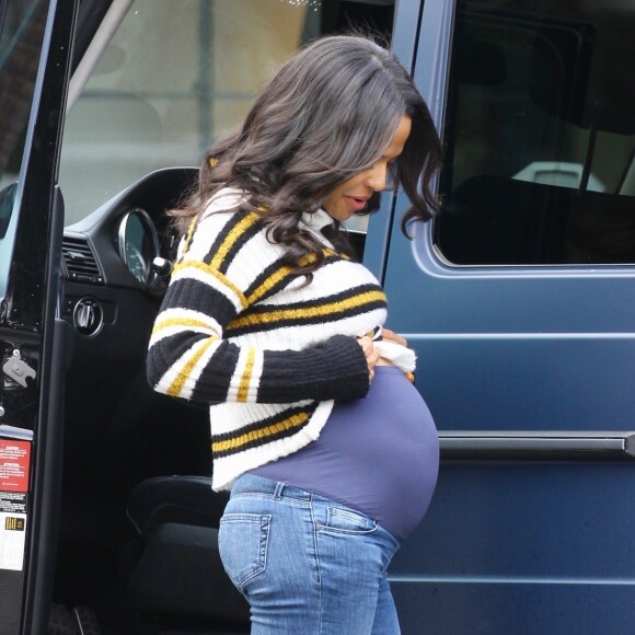 Christina Milian enceinte est allée se faire pomponner au Drybar du quartier de Sherman Oaks à Los Angeles, le 4 décembre 2019.