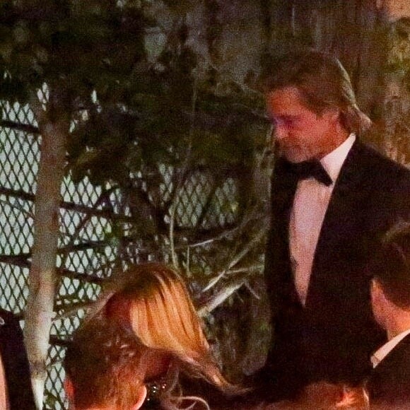 Brad Pitt quitte la même soirée où était Jennifer Aniston à la Sunset Towers de Los Angeles en marge des Golden Globe le 5 janvier 2020.