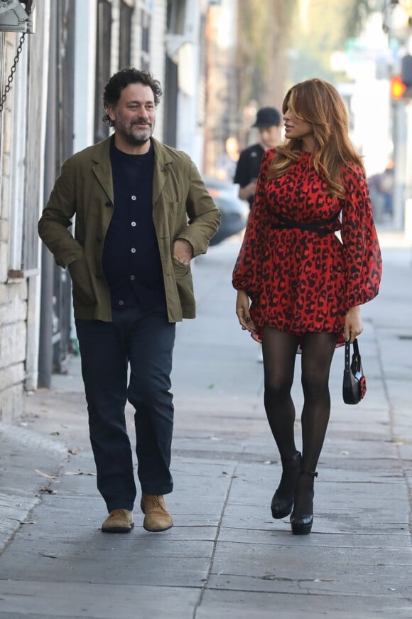 Exclusif - Eva Mendes porte une robe imprimée léopard rouge et noire pour aller diner avec un ami à Los Angeles, le 7 novembre 2019