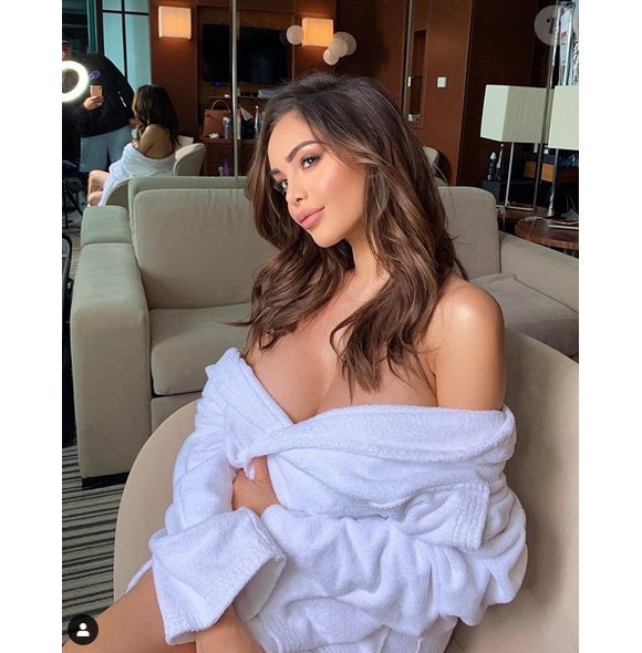 Nabilla sensuelle en peignoir à Cannes. Mai 2019.