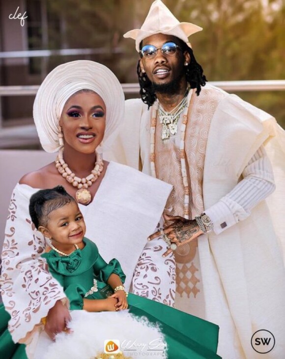 Cardi B a publié ce montage de son mari Offset, leur fille Kulture et elle, habillées de tenues ouest-africaines traditionnelles. Janvier 2020.