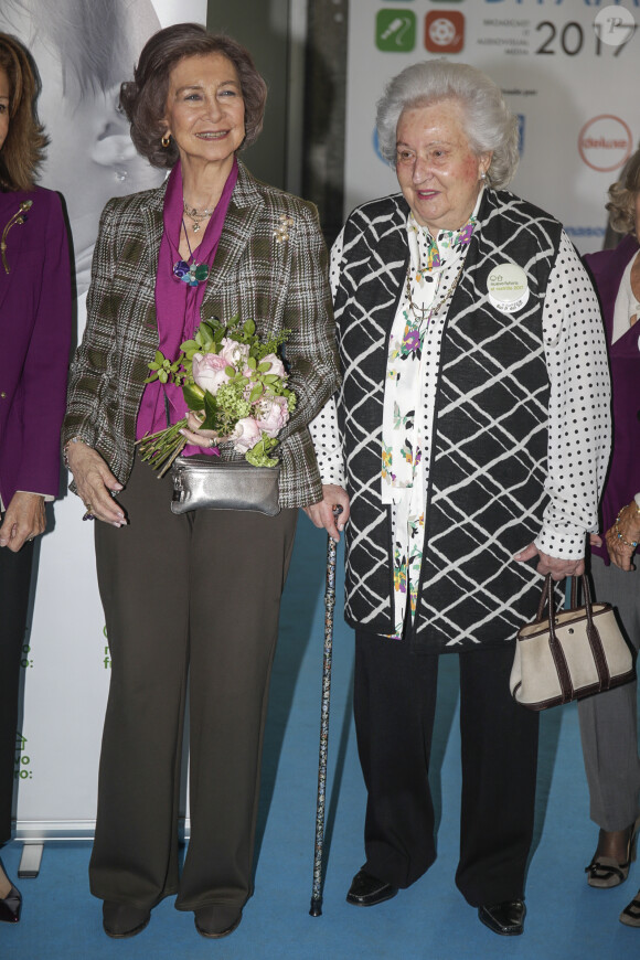 La reine Sofia d'Espagne et l'infante María del Pilar de Borbón participent au "Rastrillo Nuevo Futuro" à Madrid le 20 novembre 2017.