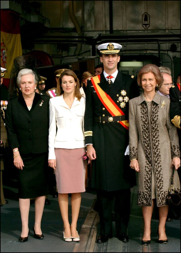 Pilar de Borbon, Letizia, Sofia et Felipe d'Espagne - Cérémonie militaire à Barcelone, en 2004.