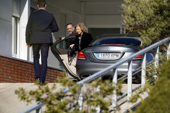 Sofia et son mari Juan Carlos arrivent au chevet de Pilar de Borbon, au Ruber Hospital de Madrid, le 8 janvier 2020.