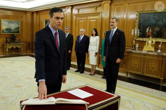 Le roi Felipe VI d'Espagne reçoit Pedro Sanchez reconduit à la tête du gouvernement espagnol à Madrid le 8 janvier 2020.