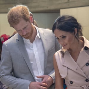 Le prince Harry, duc de Sussex et Meghan Markle, duchesse de Sussex lors de leur visite de l'exposition commémorative de la naissance de Nelson Mandela au centre Southbank à Londres le 17 juillet 2018