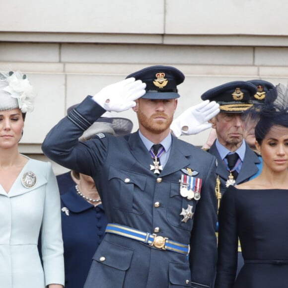 Le prince William, duc de Cambridge, Kate Catherine Middleton, duchesse de Cambridge, le prince Harry, duc de Sussex, Meghan Markle, duchesse de Sussex (habillée en Dior Haute Couture par Maria Grazia Chiuri) - La famille royale d'Angleterre lors de la parade aérienne de la RAF pour le centième anniversaire au palais de Buckingham à Londres. Le 10 juillet 2018