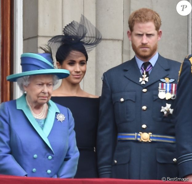 La reine Elisabeth II d'Angleterre, Meghan Markle, duchesse de Sussex (habillée en Dior Haute Couture par Maria Grazia Chiuri), le prince Harry, duc de Sussex - La famille royale d'Angleterre lors de la parade aérienne de la RAF pour le centième anniversaire au palais de Buckingham à Londres. Le 10 juillet 2018