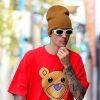Justin Bieber porte un t-shirt Drew de sa propre marque, un bonnet de laine et des lunettes de soleil blanches à son arrivée dans un immeuble dans le quartier de West Hollywood à Los Angeles, le 1er septembre 2019
