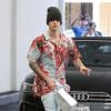 Justin Bieber fait le signe des rappeurs à la sortie de bureaux du quartier de Beverly Hills avec sa femme H.Baldwin Bieber à Los Angeles, le 29 août 2019