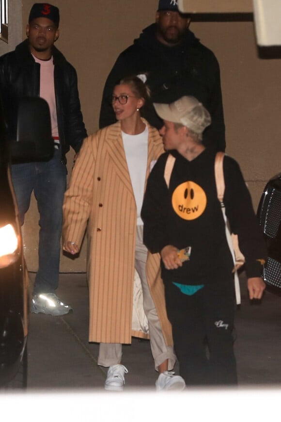 Justin Bieber (qui a contracté la maladie de Lyme) et sa femme Hailey Baldwin à la sortie de l'église après avoir assisté à la messe du mercredi à Los Angeles, le 8 janvier 2020.  Justin and Hailey Bieber leave after a Wednesday night church service. Hailey looked stylish as usual in a pinstriped coat, while Justin sported his trademark casual look in a cap and black hoodie. Los Angeles, January 8th, 2020.08/01/2020 - Los Angeles