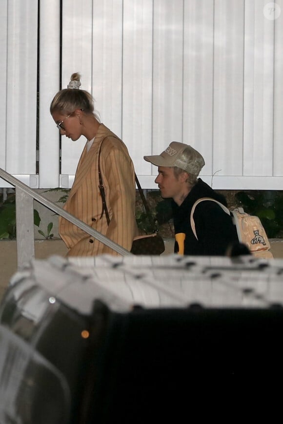 Justin Bieber (qui a contracté la maladie de Lyme) et sa femme Hailey Baldwin arrivent à l'église pour assister à la messe du mercredi à Los Angeles, le 8 janvier 2020.  Justin and Hailey Bieber arrive for Wednesday night church services. Hailey looked stylish as usual in a pinstriped coat, while Justin sported his trademark casual look in a cap and black hoodie. Los Angeles, January 8th, 2020.08/01/2020 - Los Angeles