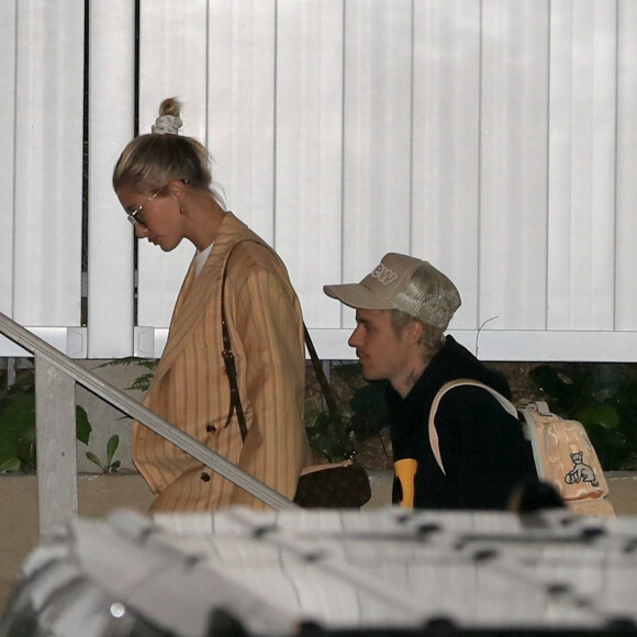 Justin Bieber (qui a contracté la maladie de Lyme) et sa femme Hailey Baldwin arrivent à l'église pour assister à la messe du mercredi à Los Angeles, le 8 janvier 2020.  Justin and Hailey Bieber arrive for Wednesday night church services. Hailey looked stylish as usual in a pinstriped coat, while Justin sported his trademark casual look in a cap and black hoodie. Los Angeles, January 8th, 2020.08/01/2020 - Los Angeles