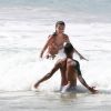 Exclusif - Dani Alves et sa femme Joana Sanz se baignent lors d'une journée à la plage de Conceicao au Brésil avec des amis, le 29 décembre 2019.