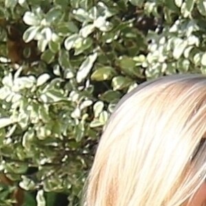 Exclusif - Reese Witherspoon promène ses chiens dans le quartier de Brentwood à Los Angeles, le 6 janvier 2020, au lendemain de la cérémonie des "Golden Globe".