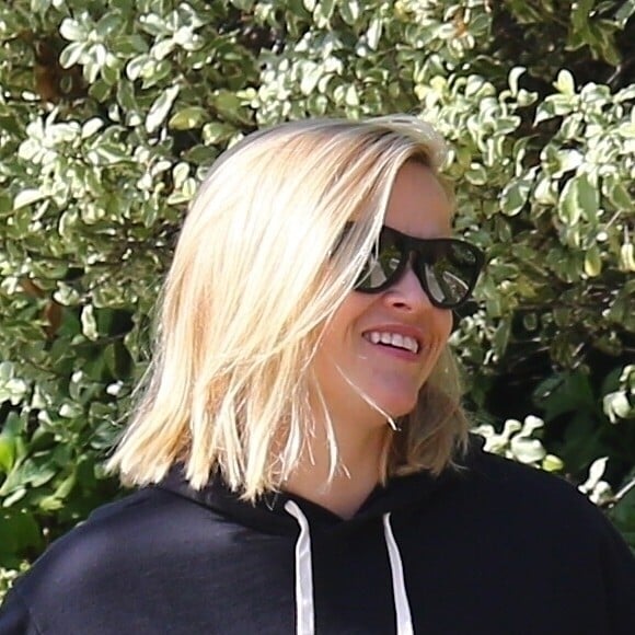 Exclusif - Reese Witherspoon promène ses chiens dans le quartier de Brentwood à Los Angeles, le 6 janvier 2020, au lendemain de la cérémonie des "Golden Globe".