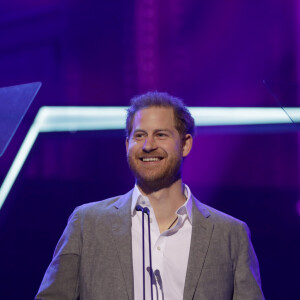 Le prince Harry, duc de Sussex, participe à la première édition des "OnSide Awards" à Londres, le 17 novembre 2019. Les trophées décernés ce soir-là récompensent les jeunes qui ont véritablement changé leur communauté.