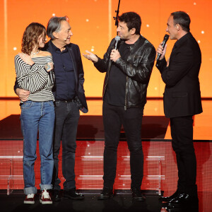 Exclusif Richard Berry entouré par sa petite fille Elise Petit, Patrick Bruel et Nikos Aliagas - Surprises - Enregistrement de l'émission "La Chanson secrète 4", qui sera diffusée le 4 janvier 2020 sur TF1, à Paris. Le 17 décembre 2019 © Gaffiot-Perusseau / Bestimage