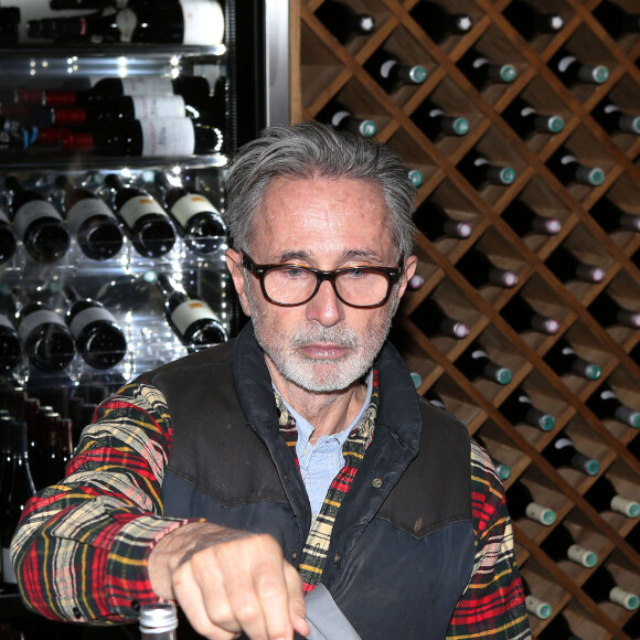 Thierry Lhermitte en train de manger une fondue - 40ème anniversaire des "Bronzés font du ski", avec la présence des acteurs et du réalisateur à Val d'Isère le 11 Janvier 2020. © Pascal Fayolle / Bestimage.