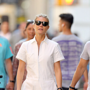 Exclusif - Gwyneth Paltrow et son mari Brad Falchuk rencontrent Jake Gyllenhaal devant un restaurant à New York le 30 septembre 2019.