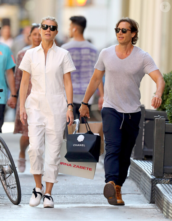 Exclusif - Gwyneth Paltrow et son mari Brad Falchuk rencontrent Jake Gyllenhaal devant un restaurant à New York le 30 septembre 2019.
