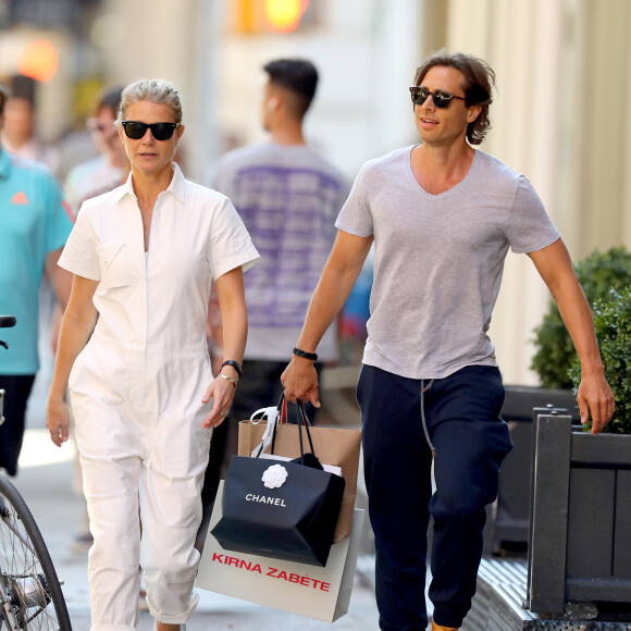 Exclusif - Gwyneth Paltrow et son mari Brad Falchuk rencontrent Jake Gyllenhaal devant un restaurant à New York le 30 septembre 2019.