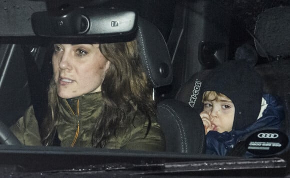 Kate Middleton arrivant à Kensington Palace, à Londres, avec son fils le prince Louis le 9 janvier 2020, jour de son anniversaire.