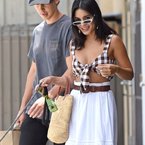 Exclusif - Vanessa Hudgens et Austin Butler sont allés faire des courses dans une animalerie à Los Angeles.