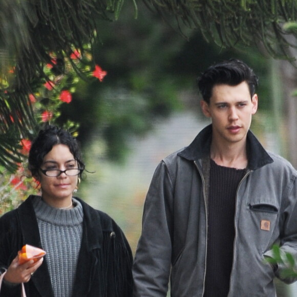 Exclusif - Vanessa Hudgens et son compagnon Austin Butler se baladent main dans la main dans les rues de Los Angeles. Le 19 mai 2019.