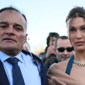 Bella Hadid en Louis Vuitton à la sortie du défilé Louis Vuitton Homme automne-hiver 2020/2021 au Jardin des Tuileries à Paris, le 16 janvier 2020.