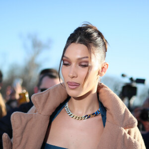 Bella Hadid en Louis Vuitton à la sortie du défilé Louis Vuitton Homme automne-hiver 2020/2021 au Jardin des Tuileries à Paris, le 16 janvier 2020.