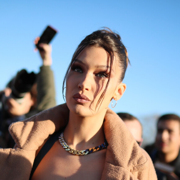 Bella Hadid en Louis Vuitton à la sortie du défilé Louis Vuitton Homme automne-hiver 2020/2021 au Jardin des Tuileries à Paris, le 16 janvier 2020.