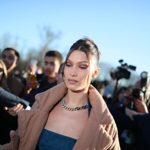 Bella Hadid en Louis Vuitton à la sortie du défilé Louis Vuitton Homme automne-hiver 2020/2021 au Jardin des Tuileries à Paris, le 16 janvier 2020.