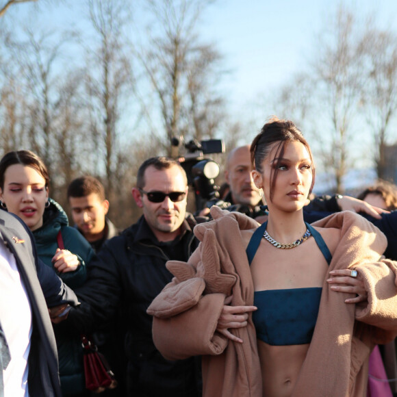 Bella Hadid en Louis Vuitton à la sortie du défilé Louis Vuitton Homme automne-hiver 2020/2021 au Jardin des Tuileries à Paris, le 16 janvier 2020.