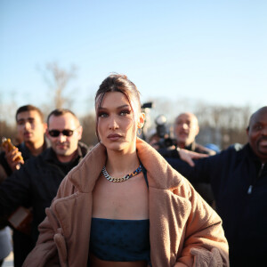 Bella Hadid en Louis Vuitton à la sortie du défilé Louis Vuitton Homme automne-hiver 2020/2021 au Jardin des Tuileries à Paris, le 16 janvier 2020.