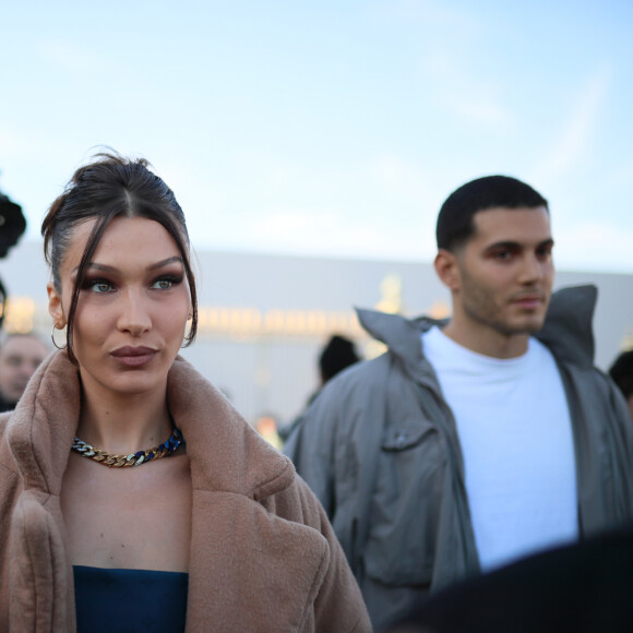 Bella Hadid en Louis Vuitton arrive au défilé Louis Vuitton Homme automne-hiver 2020/2021 au Jardin des Tuileries à Paris, le 16 janvier 2020.