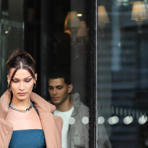 Bella Hadid en Louis Vuitton à la sortie de l'hôtel Royal Monceau à Paris lors de la fashion week mode Homme automne-hiver 2020/2021 le 16 janvier 2020.