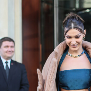 Bella Hadid en Louis Vuitton à la sortie de l'hôtel Royal Monceau à Paris lors de la fashion week mode Homme automne-hiver 2020/2021 le 16 janvier 2020.