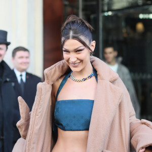 Bella Hadid en Louis Vuitton à la sortie de l'hôtel Royal Monceau à Paris lors de la fashion week mode Homme automne-hiver 2020/2021 le 16 janvier 2020.