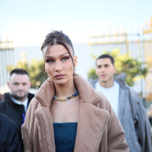 Bella Hadid en Louis Vuitton arrive au défilé Louis Vuitton Homme automne-hiver 2020/2021 au Jardin des Tuileries à Paris, le 16 janvier 2020.