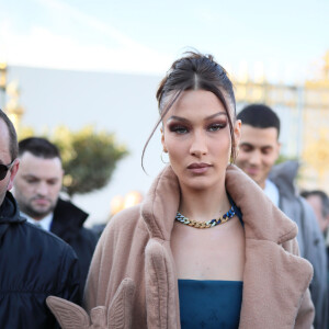 Bella Hadid en Louis Vuitton arrive au défilé Louis Vuitton Homme automne-hiver 2020/2021 au Jardin des Tuileries à Paris, le 16 janvier 2020.